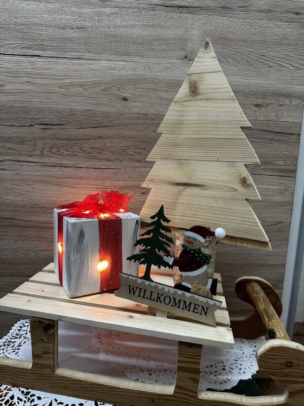 Schlitten mit Holzgeschenk